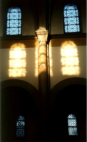 Fenster im östlichen Mittel- und Seitenschiff.