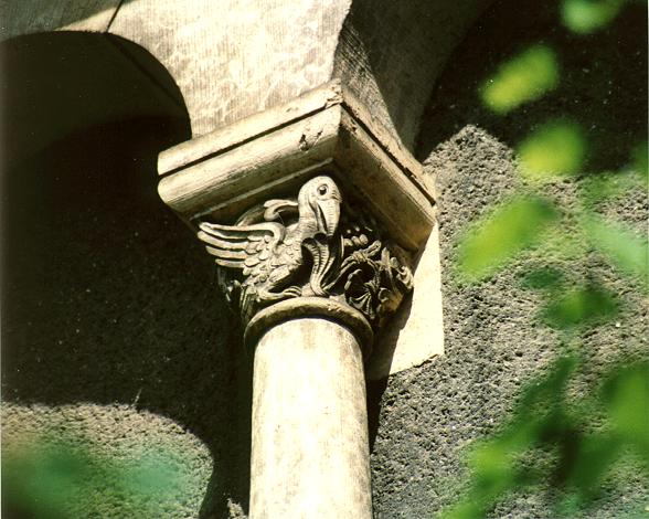 Kapitell mit Pelikanmotiv.