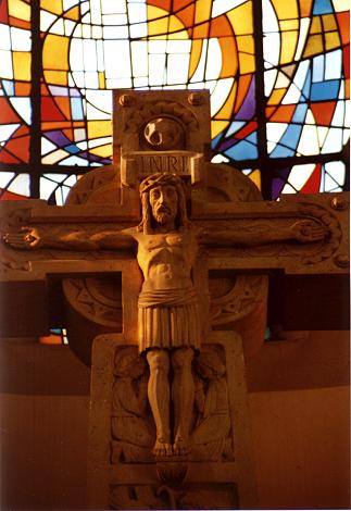 Kruzifixus des hoch aufragenden Altarkreuzes.