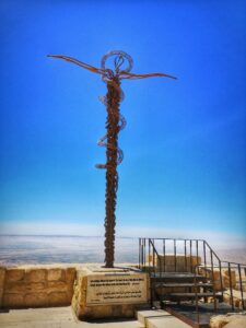 Monument der Ehernen Schlange auf dem Berg Nebo in Israel (John Romano D‘Orazio / CC BY-SA 4.0)